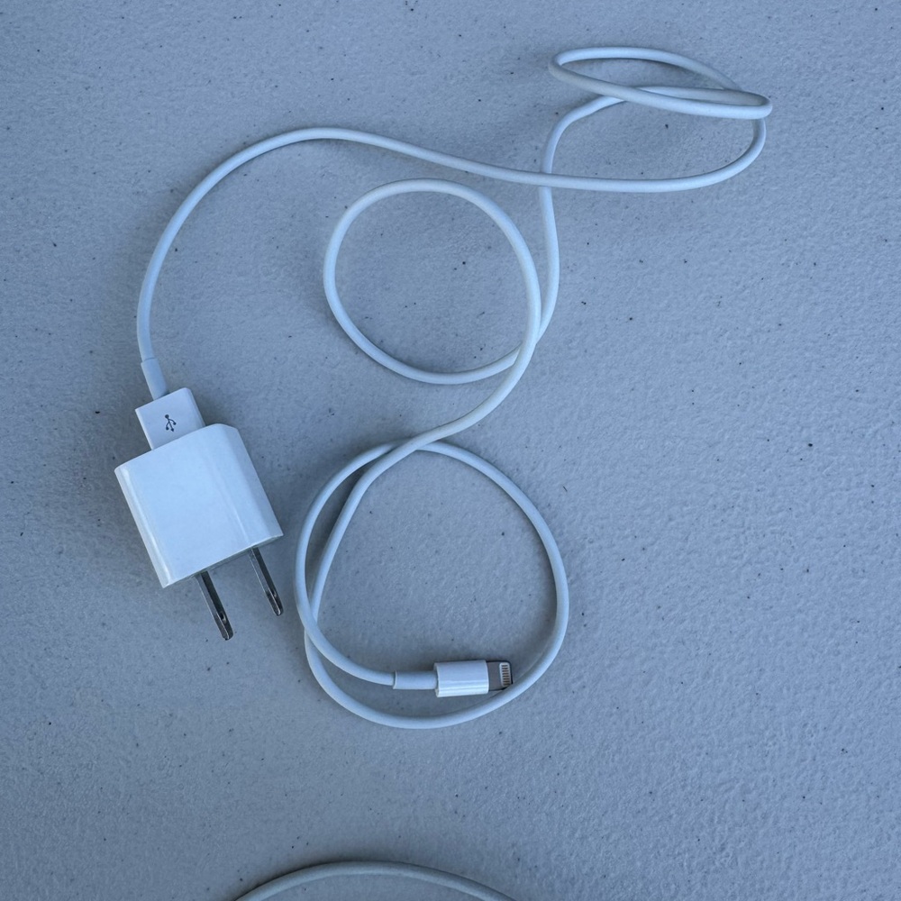 Apple White Charging Set with Cable and Adapter Lightning Cable (2/sets) - Picture 4 of 5
